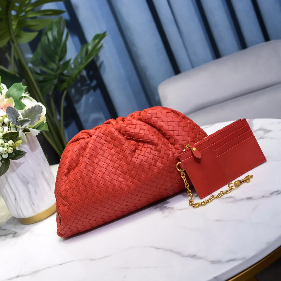 Real shot🔥🔥The counterattack of the popular Bottega Veneta started with this series of cloud bags, which went viral in the fashion circle and started a craze! Out of stock, out of stock, out of stock... One piece is hard to find, super hard to buy, regardless of age, season, or occasion. Very classy. Really, if you carry this on the road, it will turn heads! This is also the reason why this series is so expensive. Large size: 38*20*8.5cm [Big Cloud Weaving]
